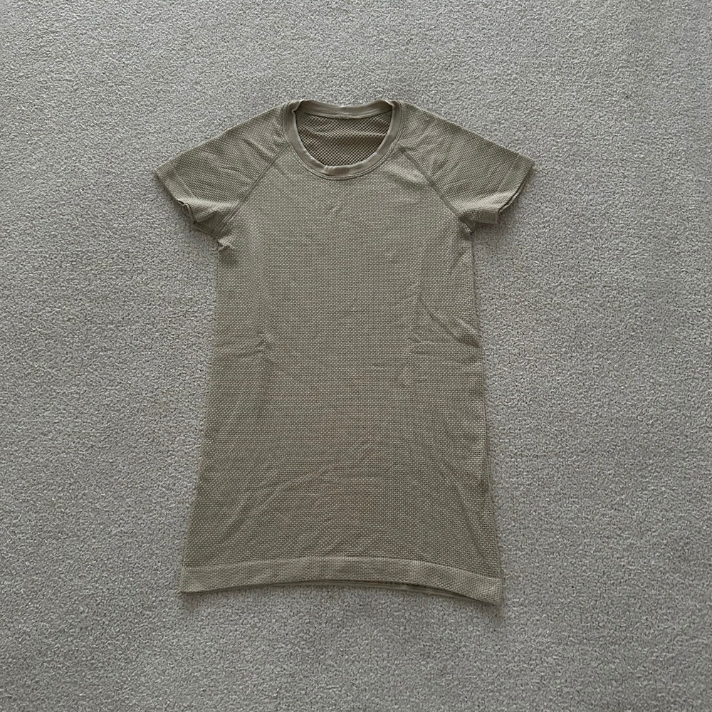 lululemon Swiftly Tech Short Sleeve Shirt size 4 in Butter Cream/Sheer Oak